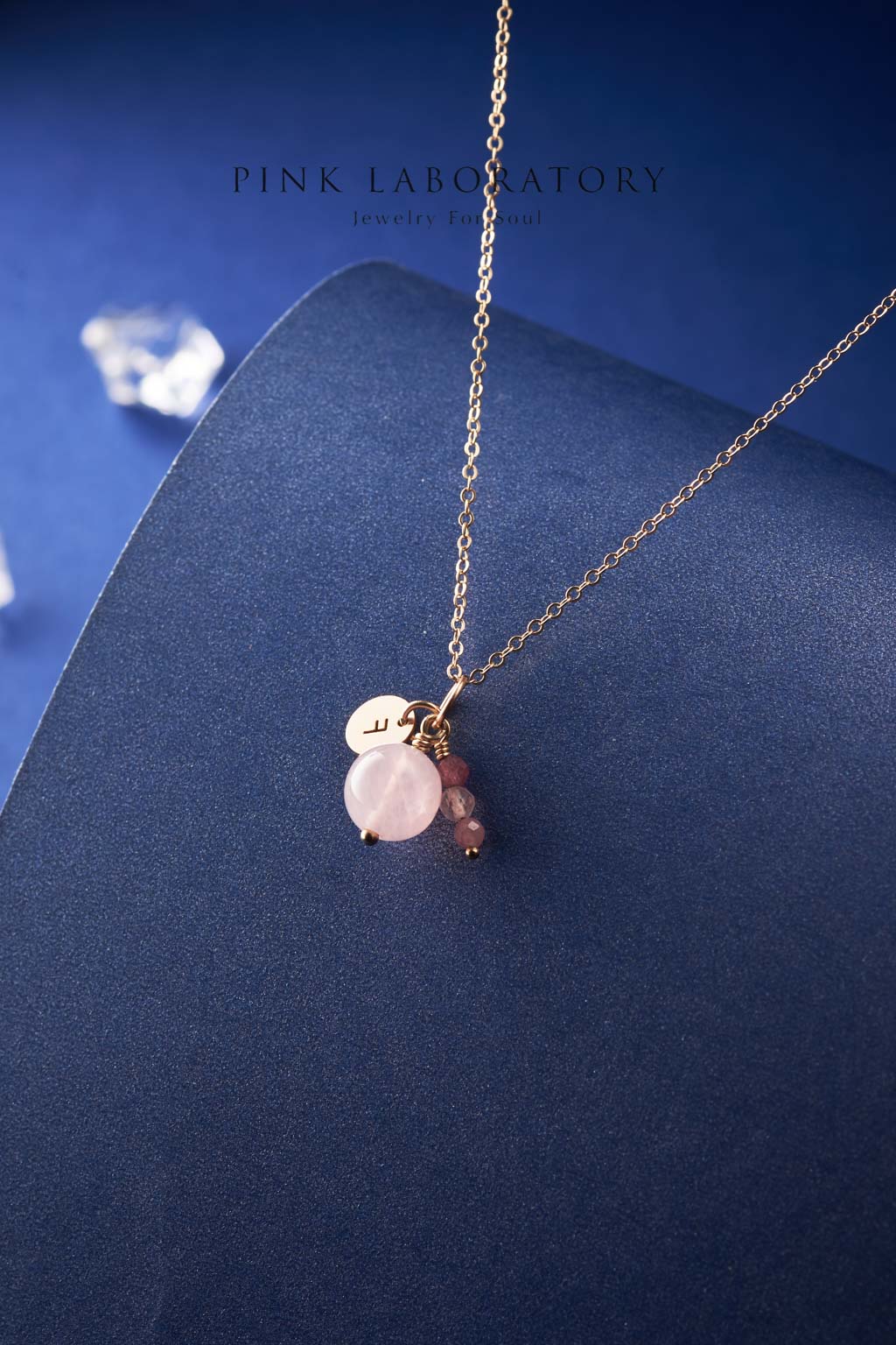 粉水晶字母項鍊吊墜 | 14K包金頸鍊